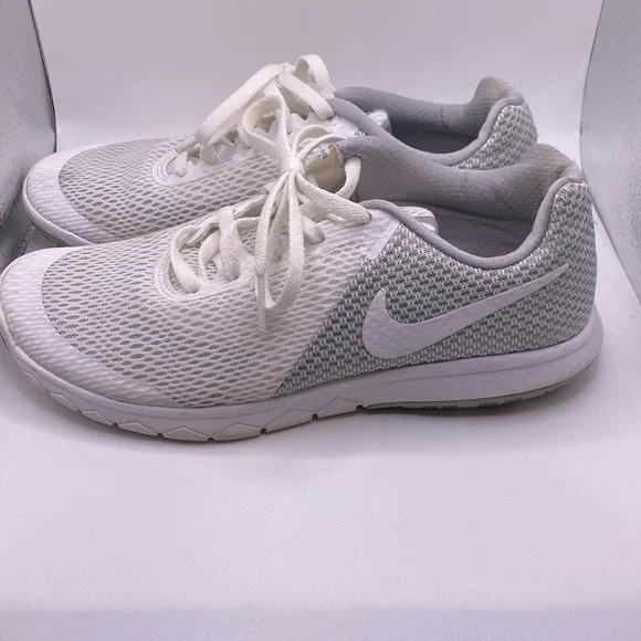 Nike White sneaker tennis shoe size 6.5 - Picture 4 of 10